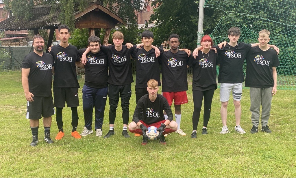 Individuelle pädagogische Hilfen: Fußballmannschaft mit ISOH-Trikots