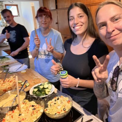 Mitarbeiter beim gemeinsamen Essen - Gute Laune - Daumen hoch