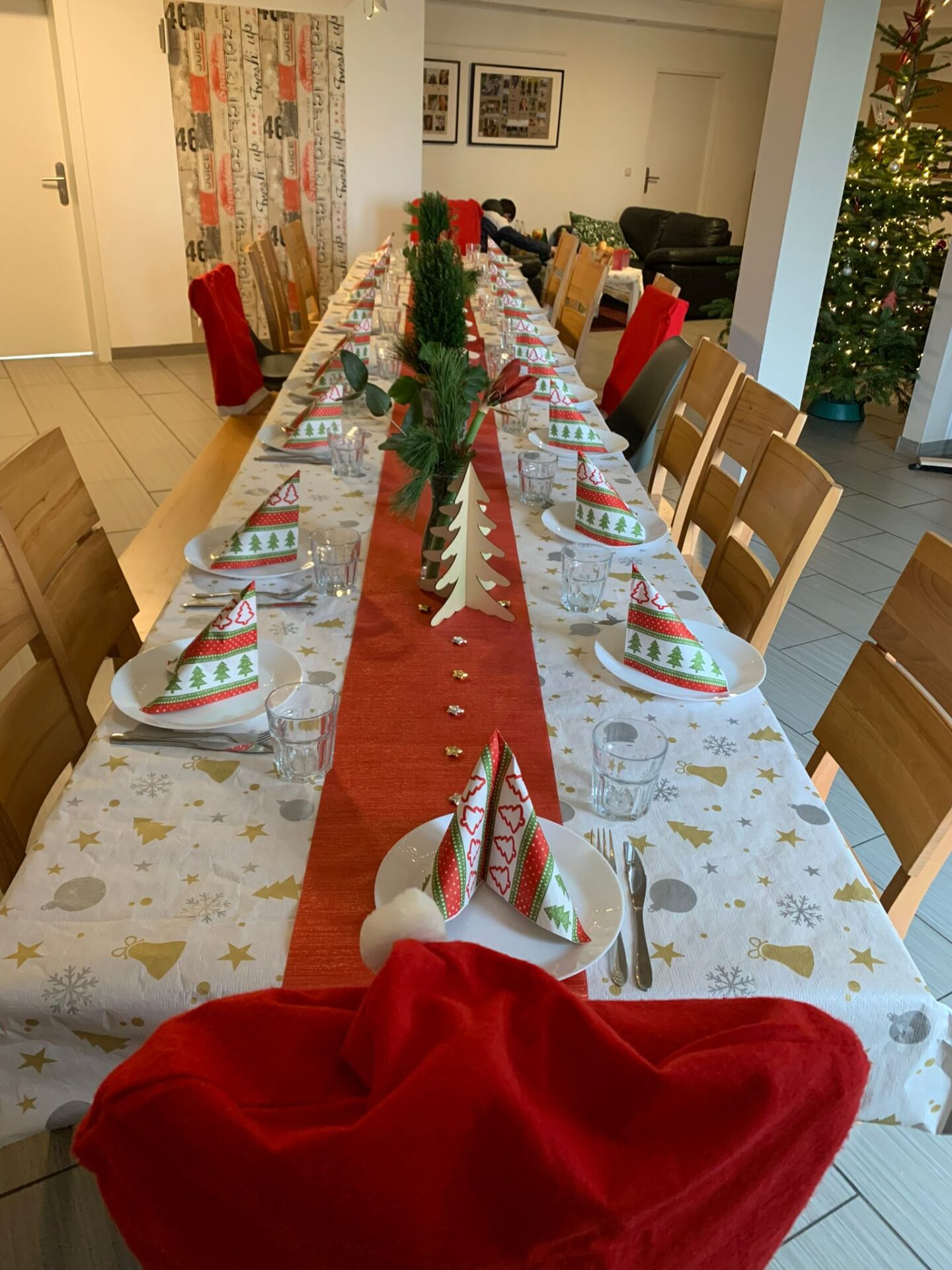 Wohngruppe Teichstraße - Festlich gedeckter Tisch zu Weihnachten
