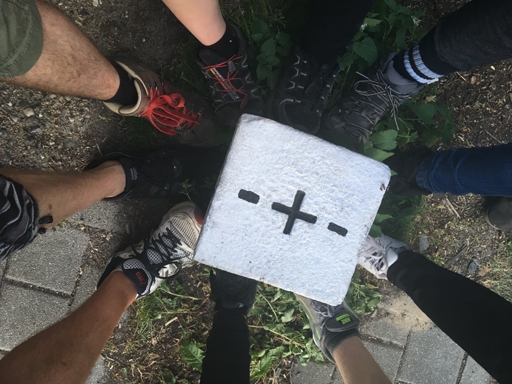 Wohngruppe Teichstraße - Gruppenfoto je ein Fuß im Kreis