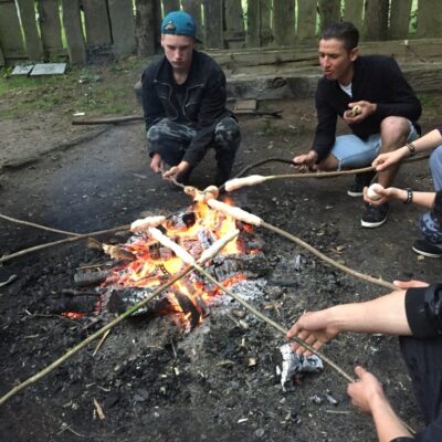 Wohngruppe Teichstraße - Lagerfeuer, Stockbrot