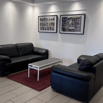 Wohngruppe Teichstraße: Zwei Ledersofas mit Tisch