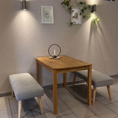 Wohngruppe Teichstraße: Tisch und Sitzbänke