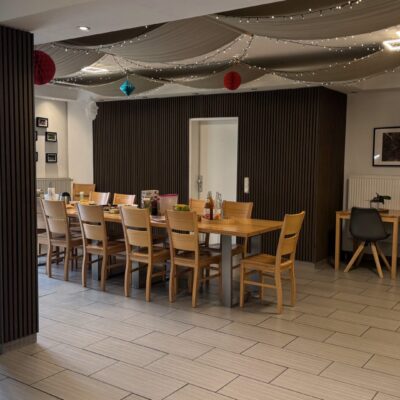 Wohngruppe Teichstraße: Esszimmer und großer Tisch in der Wohngruppe