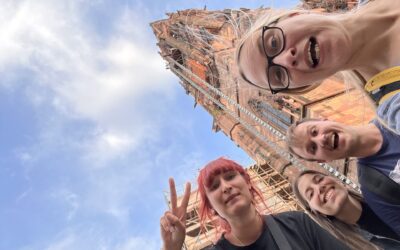 Wohngruppe Teichstraße: Sighseeing-Tour, im Hintergrund ist eine Kirche