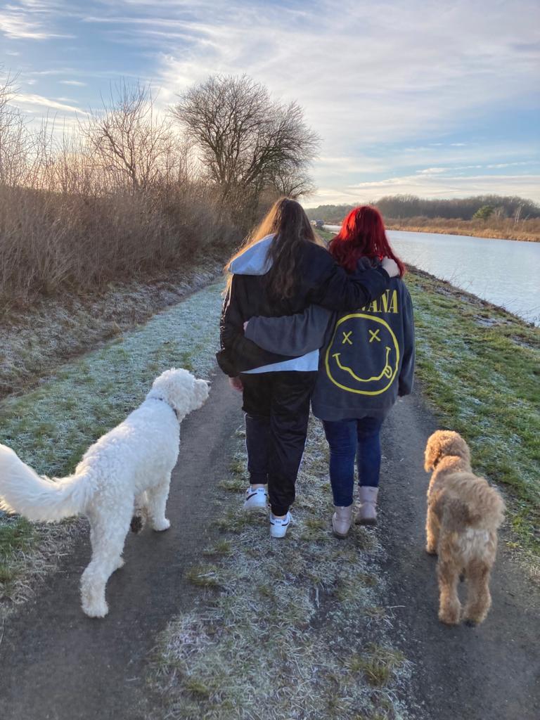 Wohngruppe Teichstraße: Zwei Freundinnen gehen mit zwei Hunden am Mittellandkanal entlang